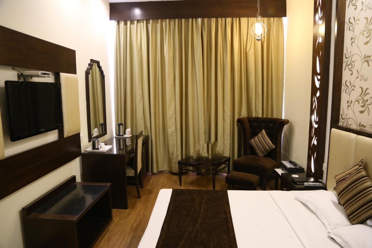 Hotel Parbhat Inn Panchkula Exteriör bild