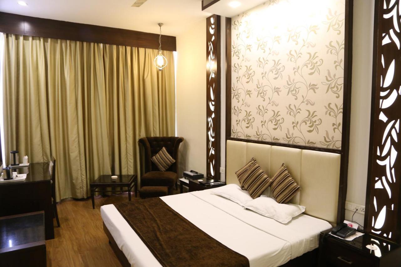 Hotel Parbhat Inn Panchkula Exteriör bild
